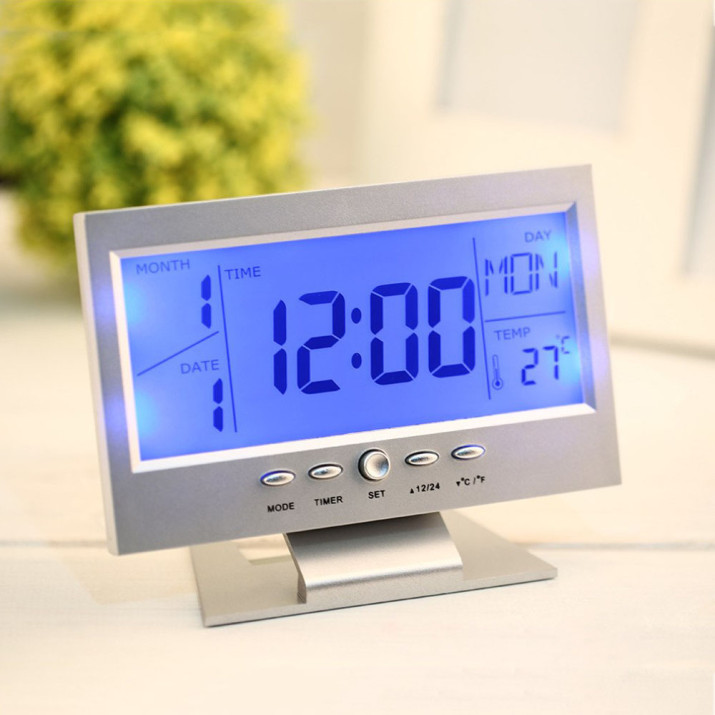 Hangra működő LCD kijelzős asztali óra